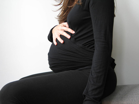 怀孕的年轻女人的肚子