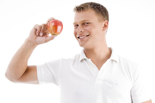 微笑的男人抱着苹果