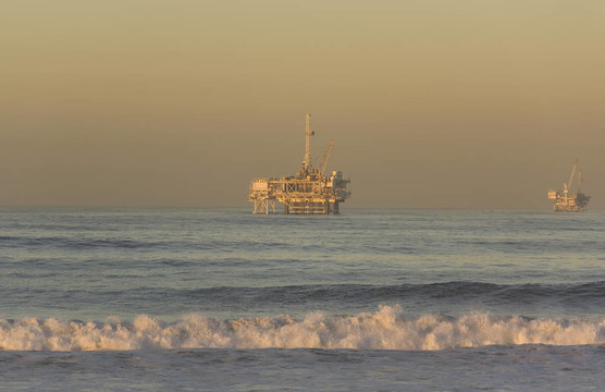 海洋石油钻井平台从加利福尼亚州亨廷顿海滩