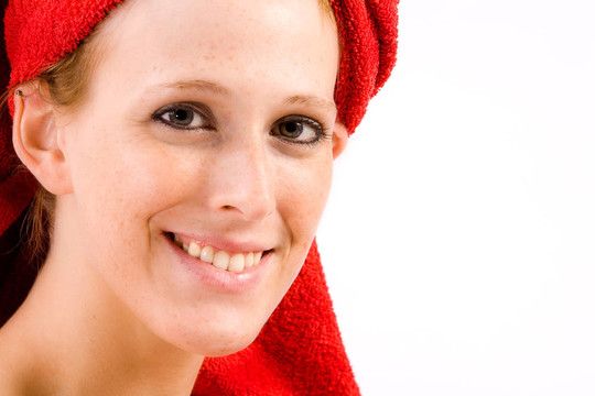 美丽的健康女孩用红毛巾在她的头上