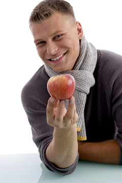微笑的男人抱着苹果的肖像