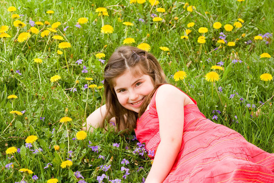 女孩在鲜花前微笑