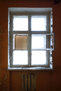 封闭的旧的腐烂的窗户