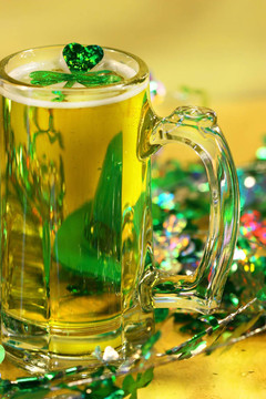 绿色的三叶草和啤酒