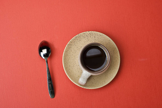 红桌上的咖啡杯