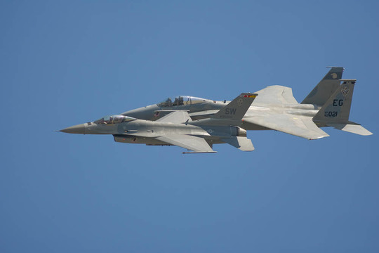 一个F-16“战隼”和F-15鹰飞过并排