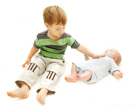 蹒跚学步的婴儿和婴儿的白色