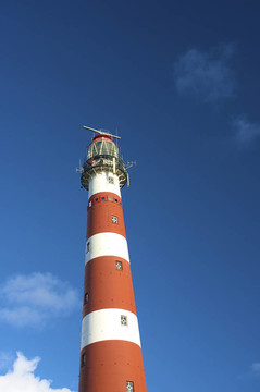 一个红色和白色条纹灯塔在夏天