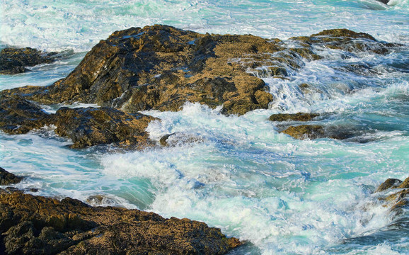 岩石和海浪