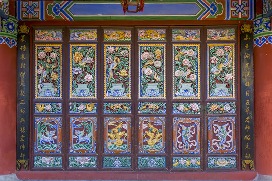 中式彩绘雕花木门