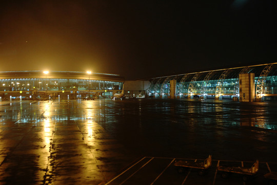 雨夜的广州白云机场