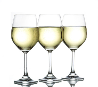 三杯白葡萄酒酒杯