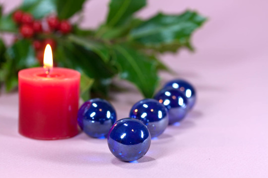 圣诞蜡烛、冬青叶和浆果的装饰