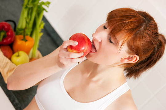健康饮食-女人与苹果