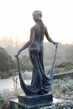 女人体雕塑