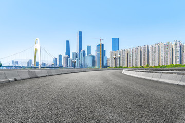 前景为沥青路面的广州摩天大楼