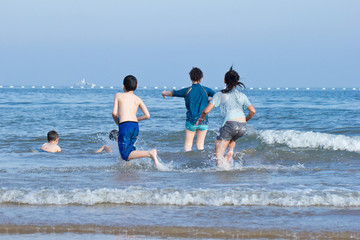 海边 玩耍 儿童 户外 海滩