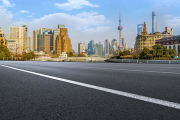 上海摩天大楼和柏油路面