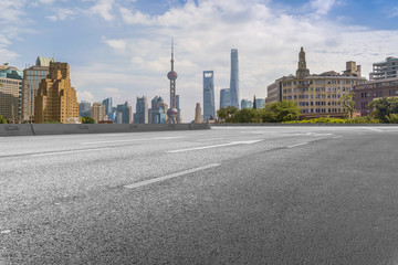 柏油马路和上海高端建筑写字楼