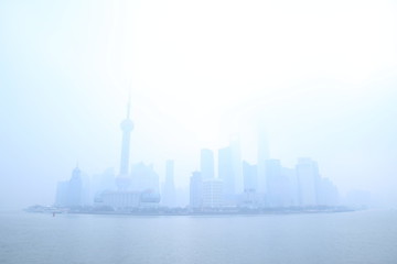 晨雾中的上海