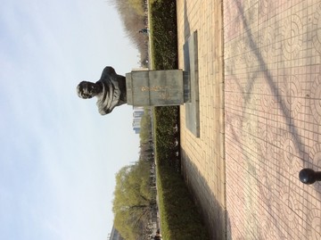 天津大学校园风光张太雷雕像