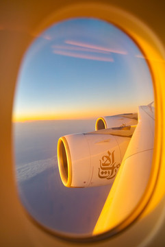 飞机窗户外空中的景色