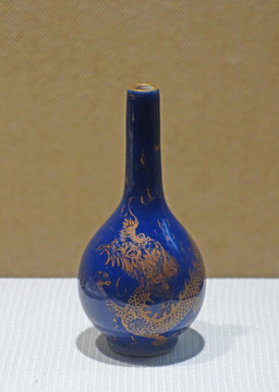 清代霁蓝描金龙纹小瓶
