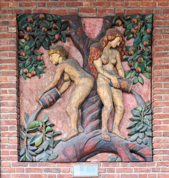 奥斯陆市政厅广场彩色浮雕