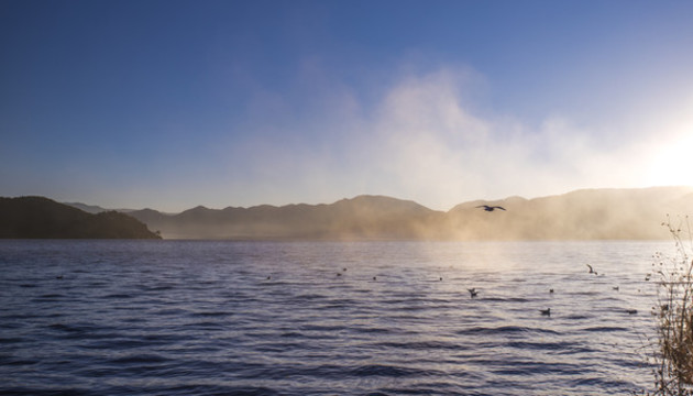 湖面的晨雾