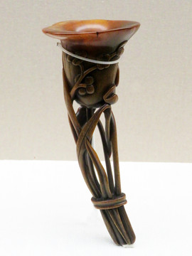 清代犀角镂雕荷花式天然杯
