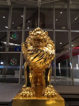 金色狮子雕塑