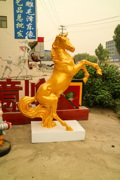 金色马雕塑