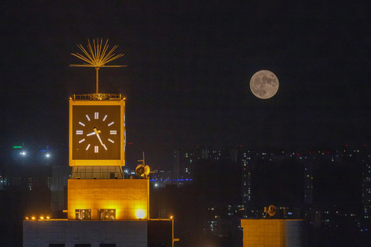 钟表大楼升起满月