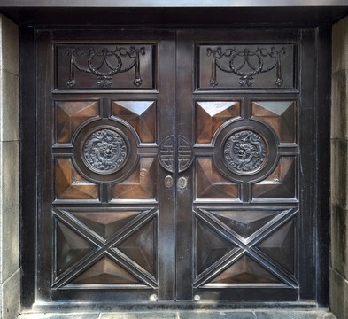 龙纹雕花铜门