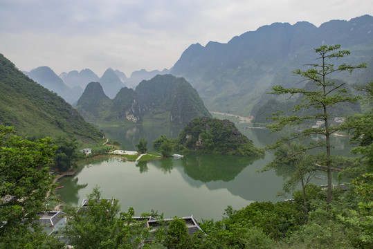 雾缭绕山水风景