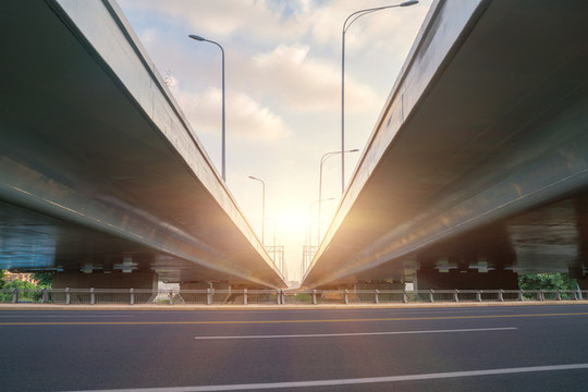 武汉城市交通的高架桥和柏油马路