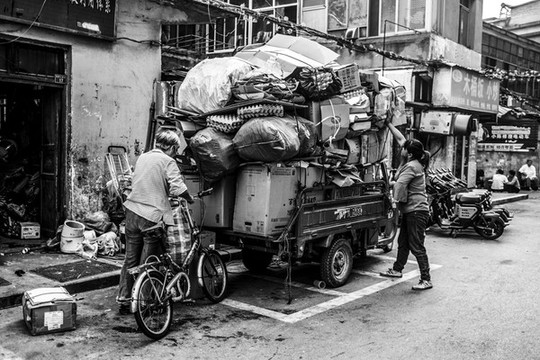 城市废旧物资回收站黑白照片