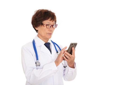 中国资深女医生在使用手机