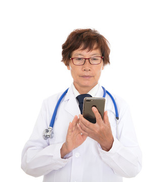 中国资深女医生在使用手机