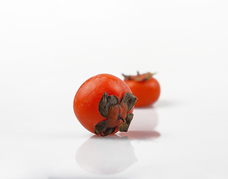 白背景下的几个熟透的红柿子
