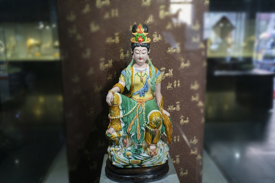 唐三彩菩萨