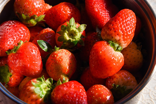 碗里的水果草莓