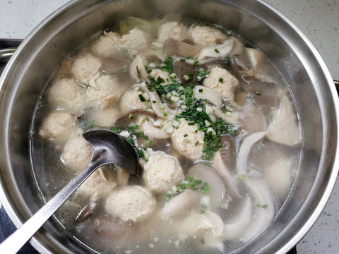 平菇鸡肉丸子汤