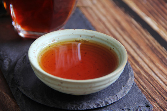 品茗杯里的红茶茶汤