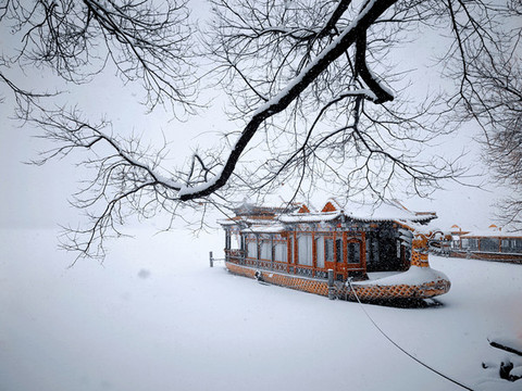 雪中的游船