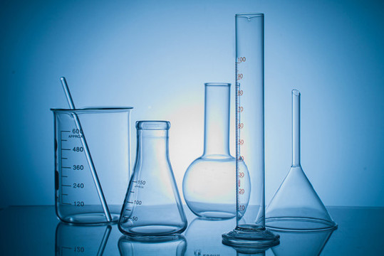 实验室内生物化学玻璃器皿组合