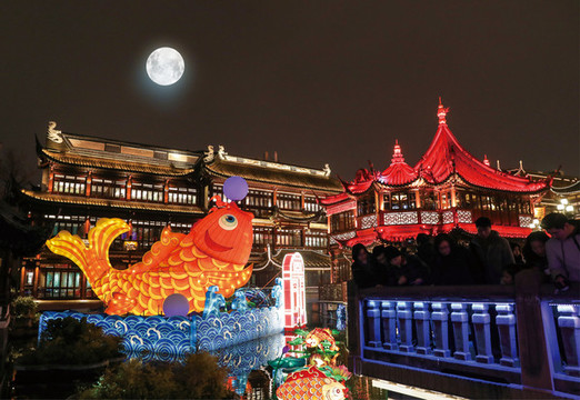 豫园中国传统建筑和天空中月亮