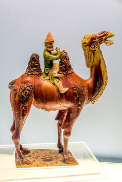 上海博物馆陶骆驼载乐伎俑