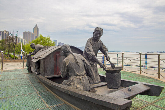 过去长江渔民生活场景雕塑