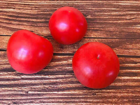 木纹桌子上的西红柿